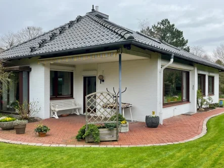 überdachte Terrasse - Haus kaufen in Molfsee - Barrierearmes Einfamilienhaus mit wunderschönem Grundstück