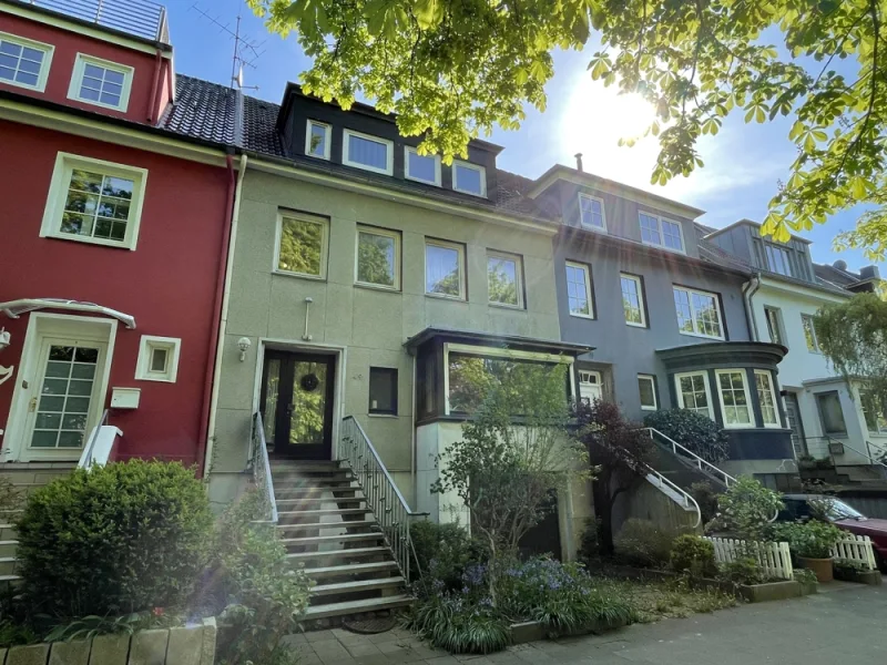 Hausansicht - Haus kaufen in Kiel - Sanierungsbedürftiges Stadthaus in zentraler Lage von Kiel