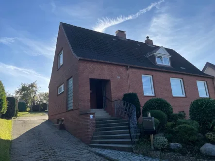 Hausansicht  - Haus kaufen in Kiel - Schönes Einfamilienhaus mit Einliegerwohnung, großem Grundstück und vielen Extras