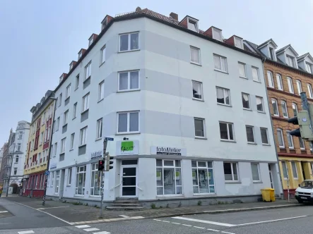 Fassade - Laden/Einzelhandel mieten in Kiel - Schönes Ladengeschäft mit guter Anbindung