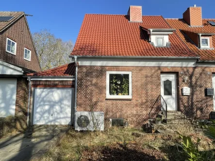 Hausansicht - Haus kaufen in Kiel - 2022 sanierte Doppelhaushälfte in Kiel Wellingdorf (vermietet)