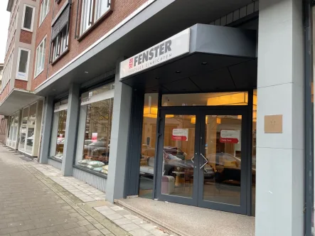 Ansicht - Laden/Einzelhandel mieten in Kiel - Tolle Gewerberäume mit großer Schaufensterfront in gehobener 1b-Lage inkl. möglicher Stellplatzanmietung