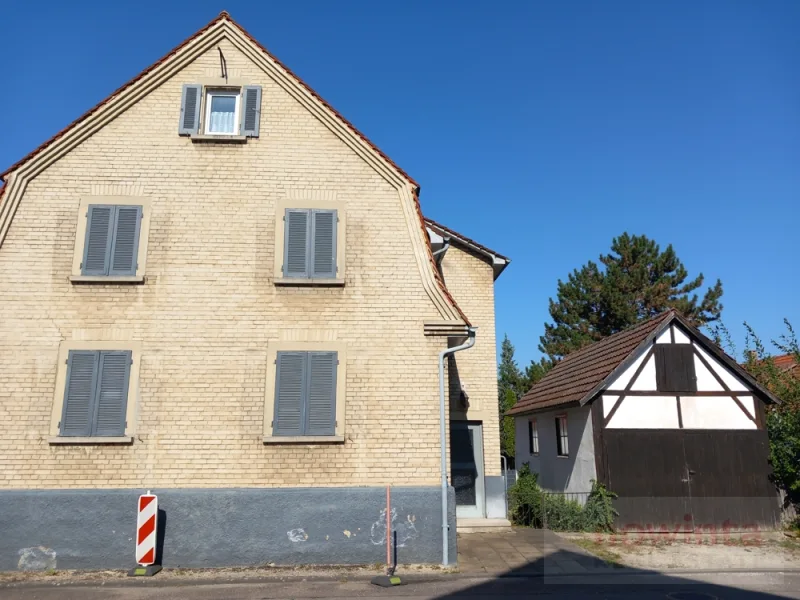 Außenansicht mit Garage