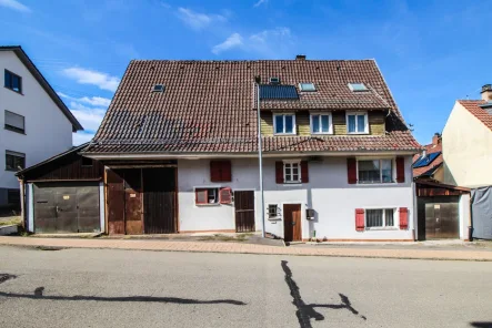 Hausansicht - Haus kaufen in Deisslingen - Reserviert! Einfamilienhaus in Deißlingen mit großem Grundstück!
