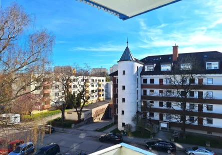 Ausblick vom Balkon - Wohnung kaufen in München - **München-Bogenhausen - Nahe Isarauen** Tolle 3 Zi.-OG-Wohnung mit EBK, schönem Süd-Balkon und Lift. 