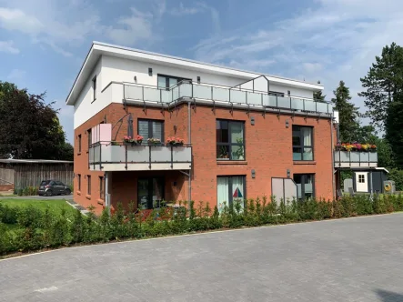 Hausansicht  - Wohnung mieten in Stelle - Moderne 3-Zi.Wohnung mit Süd-Balkon in Stelle!