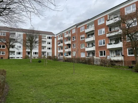 Aussenansicht mit Grünanlagen - Wohnung kaufen in Kiel - Vermietete Eigentumswohnungim Herzen von Projensdorf