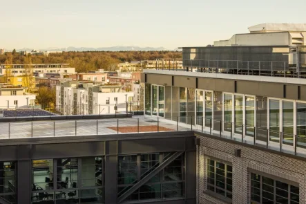 Terrassenansicht - Büro/Praxis mieten in München - STOCK | hohe Räume | moderne Klinkerfassade | Loftcharakter