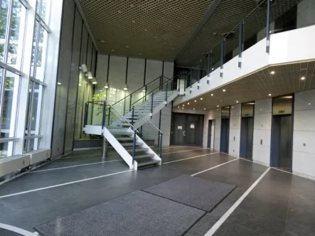 Treppenhaus - Büro/Praxis mieten in München - STOCK - Bürokomplex | Arabellapark | ab sofort