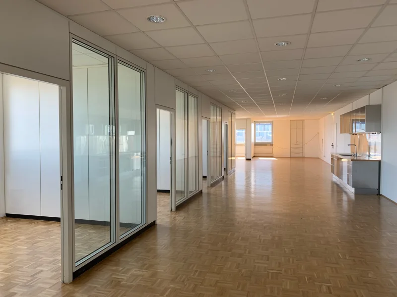 Flur - Büro/Praxis mieten in München - STOCK | Werksviertel | Alpenblick | große Fenster