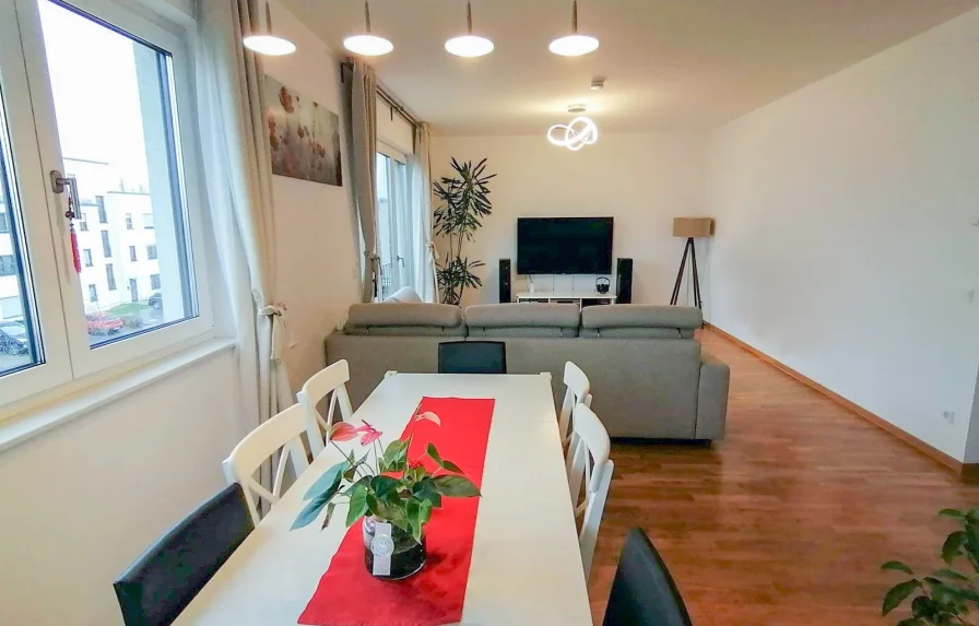 Wohn- und Essbereich - Wohnung kaufen in Berlin - 5-ZIMMER-NEUBAUWOHNUNG MIT BALKON NUR WENIGE METER ZUM HEINRICH-LAEHR-PARK