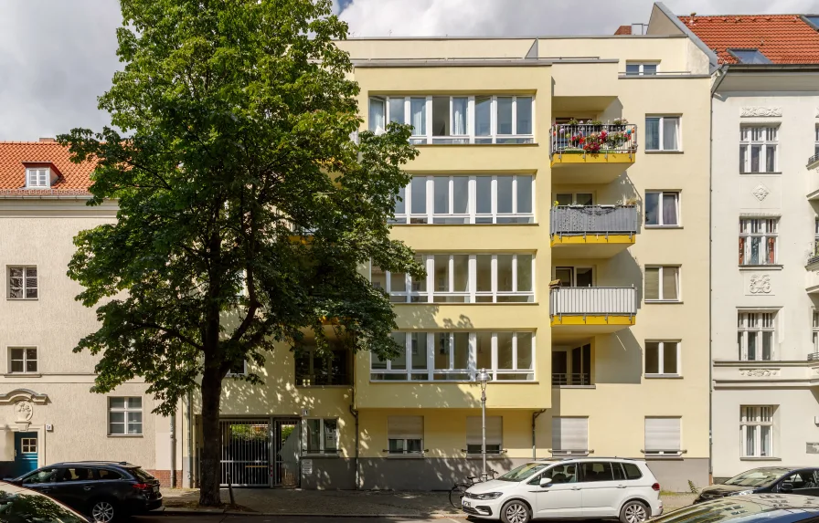 Hausansicht - Wohnung kaufen in Berlin - KERNSANIERTE 2-ZIMMER-WOHNUNG WENIGE METER ZUM MASELAKEPARK UND ZUR HAVEL