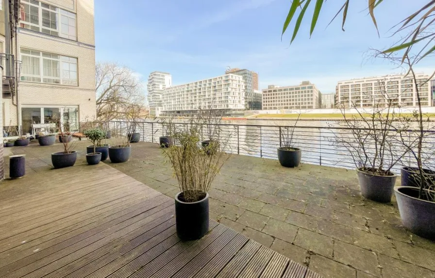 Blick von der Terrasse - Wohnung kaufen in Berlin - WOHNEN DIREKT AN DER SPREE MIT WASSERBLICK IN DENKMALGESCHÜTZTEM LOFTGEBÄUDE