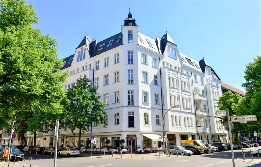 Hausansicht - Wohnung kaufen in Berlin - LUXURIÖSE ALTBAU-WOHNUNG MIT SÜD-BALKON NAHE LUDWIGKIRCHPLATZ