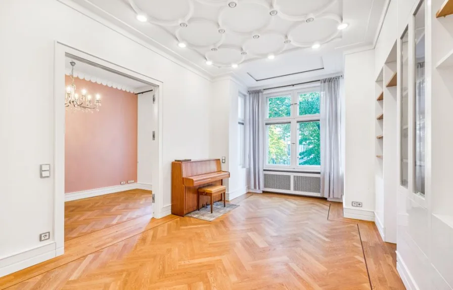 Wohnzimmer - Wohnung kaufen in Berlin - STILVOLLE 3-ZIMMER-STUCKALTBAU-WOHNUNG NAHE RATHAUS SCHMARGENDORF