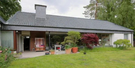 Südansicht des Hauses - Haus kaufen in Rosengarten - Bungalow -  in begehrter Villenlage der Harburger Berge