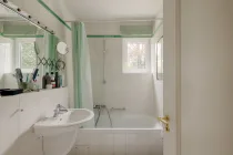 Weiteres Badezimmer mit Badewanne Erdgeschossfläche