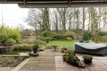 Überdachte Terrasse mit Gartenblick