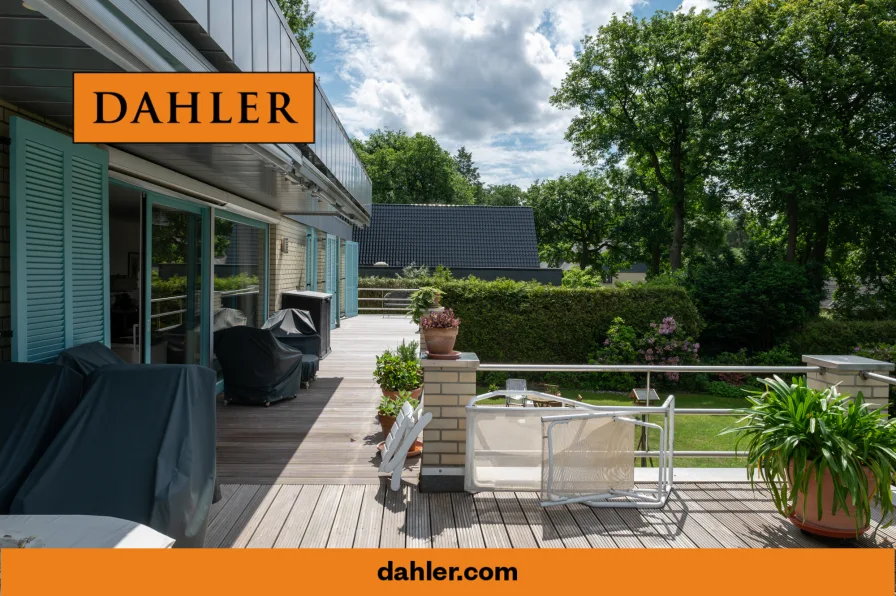 Sonnige Stunden auf der großzügigen Terrasse - Haus kaufen in Rosengarten - Ehestorf - Zeitloses Architektenhaus in besonderer Wohnlage im Speckgürtel von Hamburg.