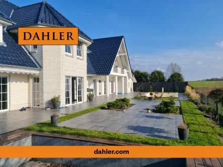 Außenansicht mit Terrasse und Pool - Haus kaufen in Salzhausen / Oelstorf - Exclusive Villa mit Pool im wunderschönen Salzhausen Oelstorf