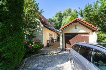 Hauseingangsbereich mit Garage