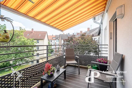 Balkon mit Blick über die Dächer - Wohnung kaufen in Braunschweig - **HELLE UND MODERNE WOHNUNG MIT PKW-STELLPLATZ UND EINBAUKÜCHE NÄHE CELLER STRAßE**