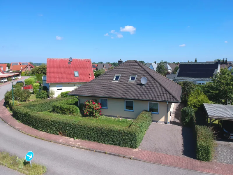 Straßenseitige Ansicht - Haus kaufen in Bartenshagen-Parkentin / Bartenshagen - Vielseitiger Bungalow für alle Altersklassen