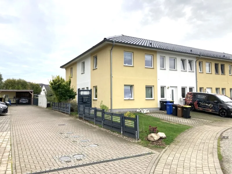 Außenansicht - Haus kaufen in Rostock - Charmantes Reihenendhaus nah am Warnow-Ufer