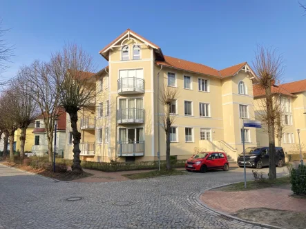 Straßenseitige Ansicht - Wohnung kaufen in Seeheilbad Graal-Müritz - In wenigen Minuten zu Fuß an den Ostseestrand