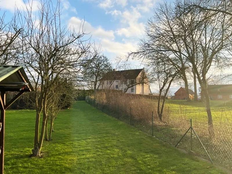 Blick vom Garten auf das Haus