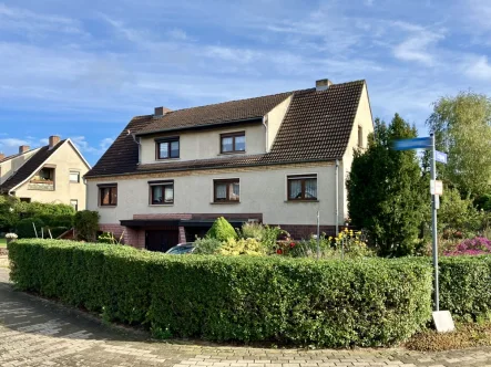 Hausansicht Straßenseite - Haus kaufen in Neubrandenburg - Begehrter Familientraum in reizvoller Umgebung