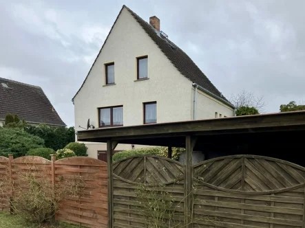 Hausansicht Straßenseite - Haus kaufen in Zirzow - Freistehendes Einfamilienhaus in Stadtnähe