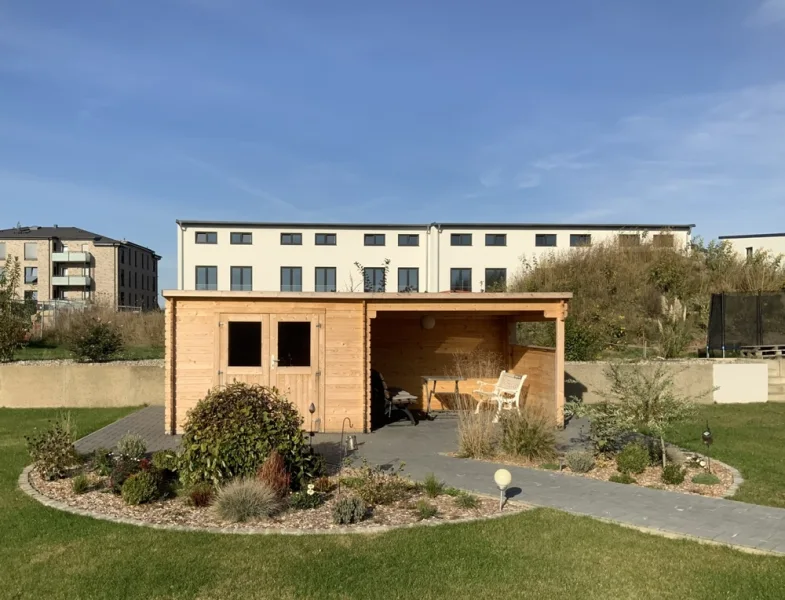 Gartenhaus mit überdachter Terrasse