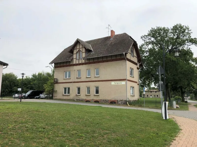 Straßenansicht von links - Haus kaufen in Gnewikow - Jugendstil-Villa nahe Neuruppin sucht Investor