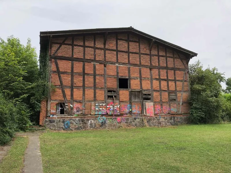 Straßenansicht Fachwerkscheune