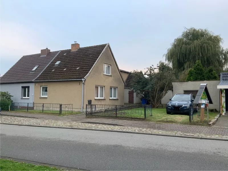 Hausansicht straßenseitig - Haus kaufen in Demmin - Familienfreundliche Haushälfte mit großem Garten