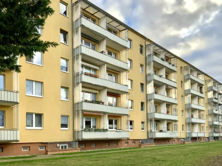 Blick zum Haus - Wohnung kaufen in Neubrandenburg - Ihre neue Kapitalanlage mit herrlichem Ausblick