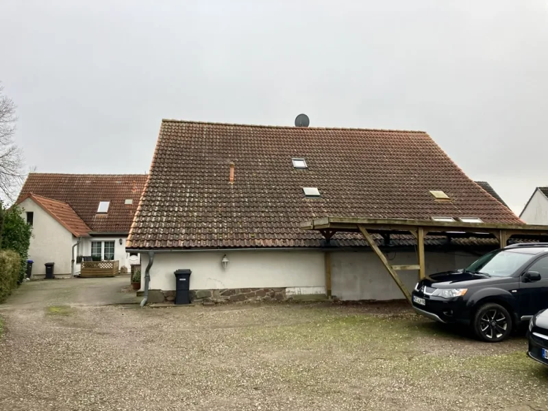 Hinterhaus und Carport sowie Stellplätze