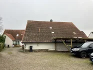 Hinterhaus und Carport sowie Stellplätze