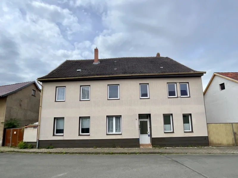 Außenansicht - Haus kaufen in Clingen - Zwangsversteigerung - charmantes Haus mit Potenzial