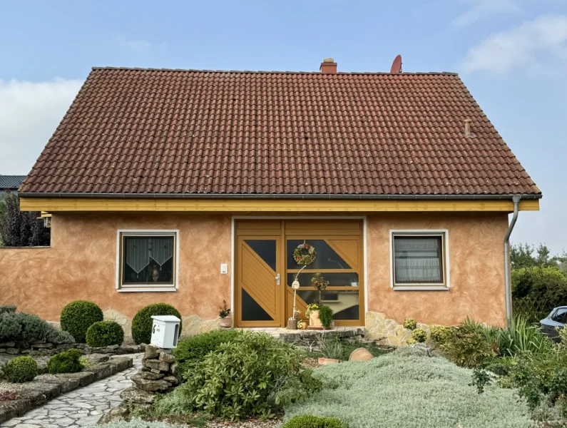 Straßenansicht - Haus kaufen in Großenehrich - Einziehen und Wohlfühlen: Ihr neues Traumhaus