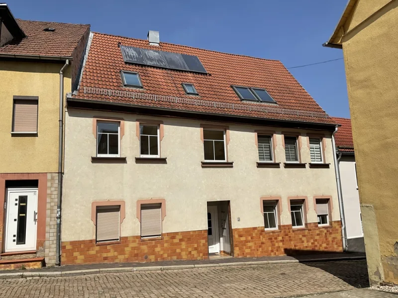 Hausansicht - Haus kaufen in Weida - Gemütliches Wohnhaus am Fuße der Osterburg
