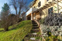 Treppe zwischen Garten und Terrasse