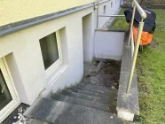 Treppe zwischen Keller und Garten