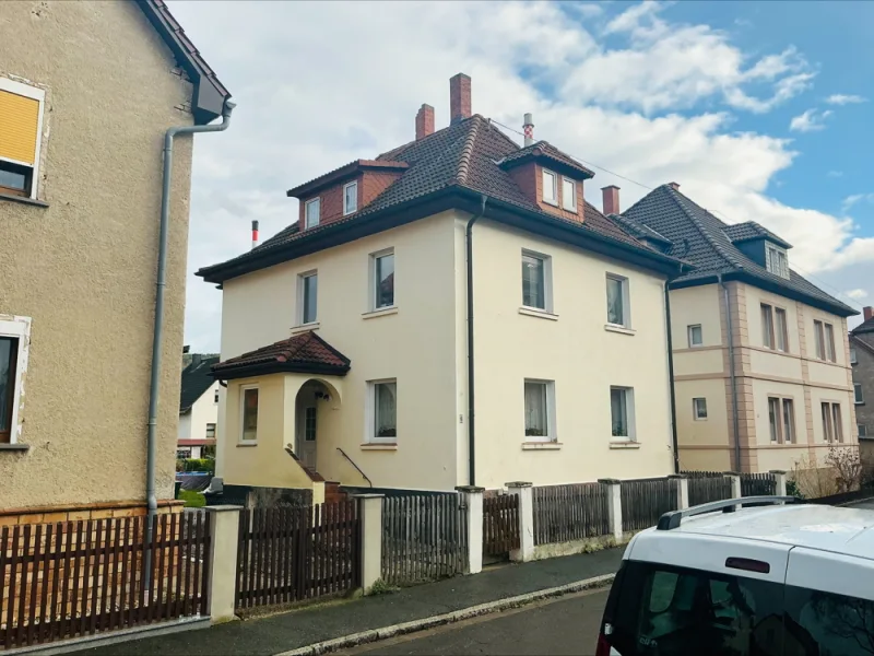 Außenansicht von der Straße - Haus kaufen in Rudolstadt / Schwarza - Kapitalanlage mit Potenzial: Mehrfamilienhaus mit Garten