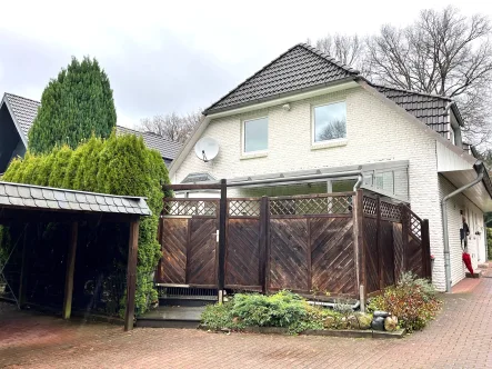 Hausansicht - Haus mieten in Hamburg - Bramfeld: helle Doppelhaushälfte mit Vollkeller u. Carport