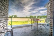 Balkon mit weitläufigem Blick übers Landschaftsschutzgebiet