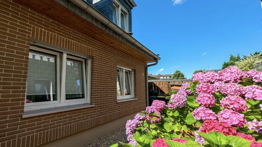 Außenansicht - Haus kaufen in Essen - Wohnglück in Essen-Dellwig! Modernes Ein-/Zweifamilienhaus mit vielen Nutzungsmöglichkeiten