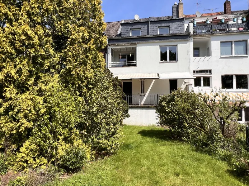  - Haus kaufen in Neuss - Reserviert!: Zweifamilienhaus mit schönem Garten und Garage / stark renovierungsbedürftig