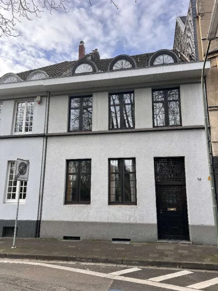  - Haus kaufen in Neuss - Neuss-Drususallee: Großes 1 bis 2-Familienhaus mit Garten u. 9 Zimmern /  renovierungsbedürftig